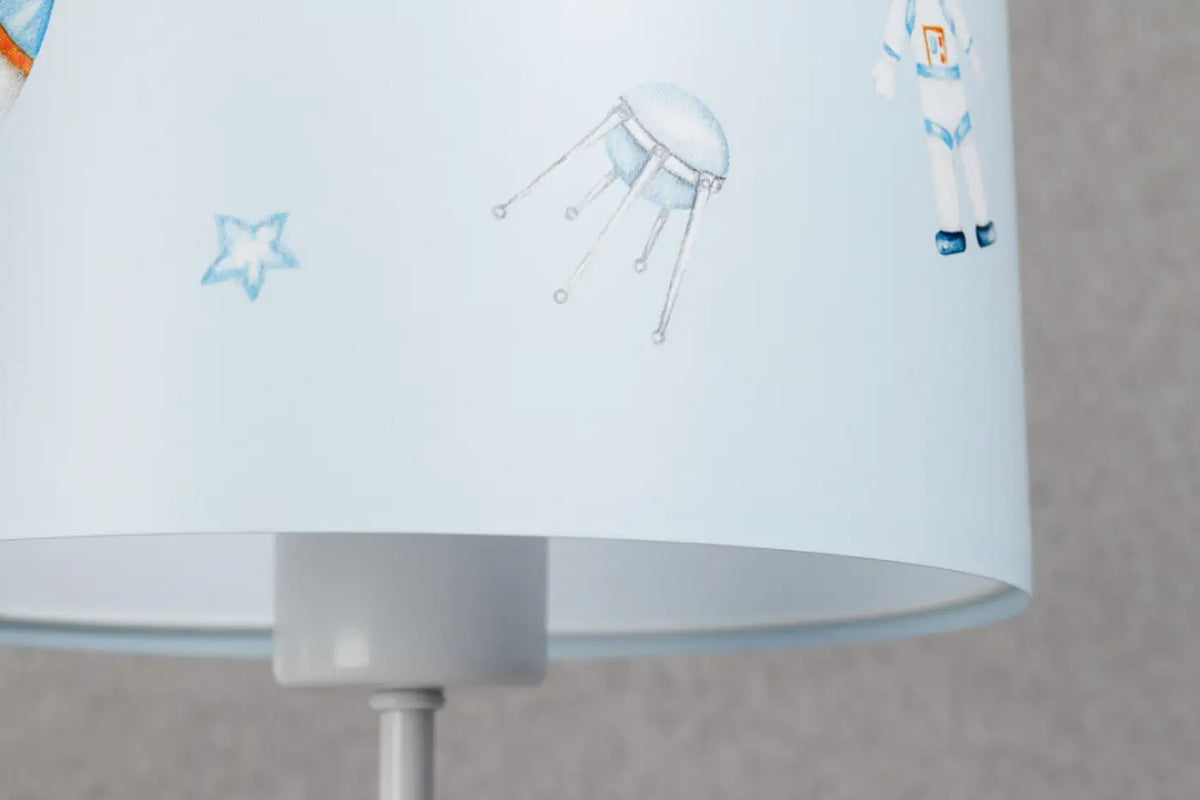 Lampe de chevet enfant bleue, fusées et astronautes, 44 cm