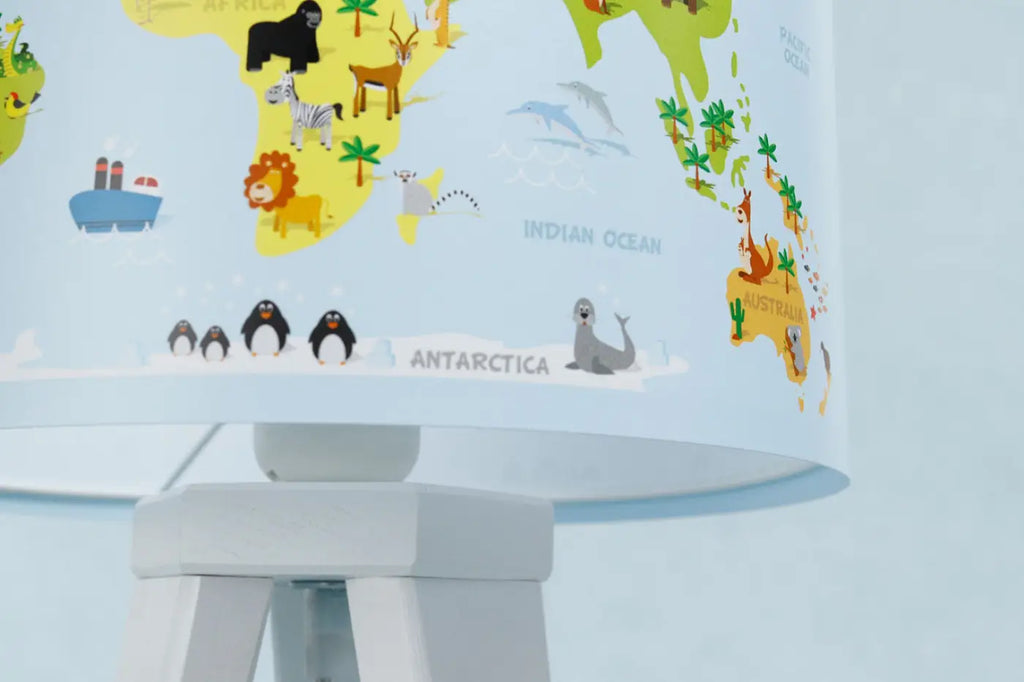 Lampe de chevet enfant en bois, carte du monde bleu et vert clair