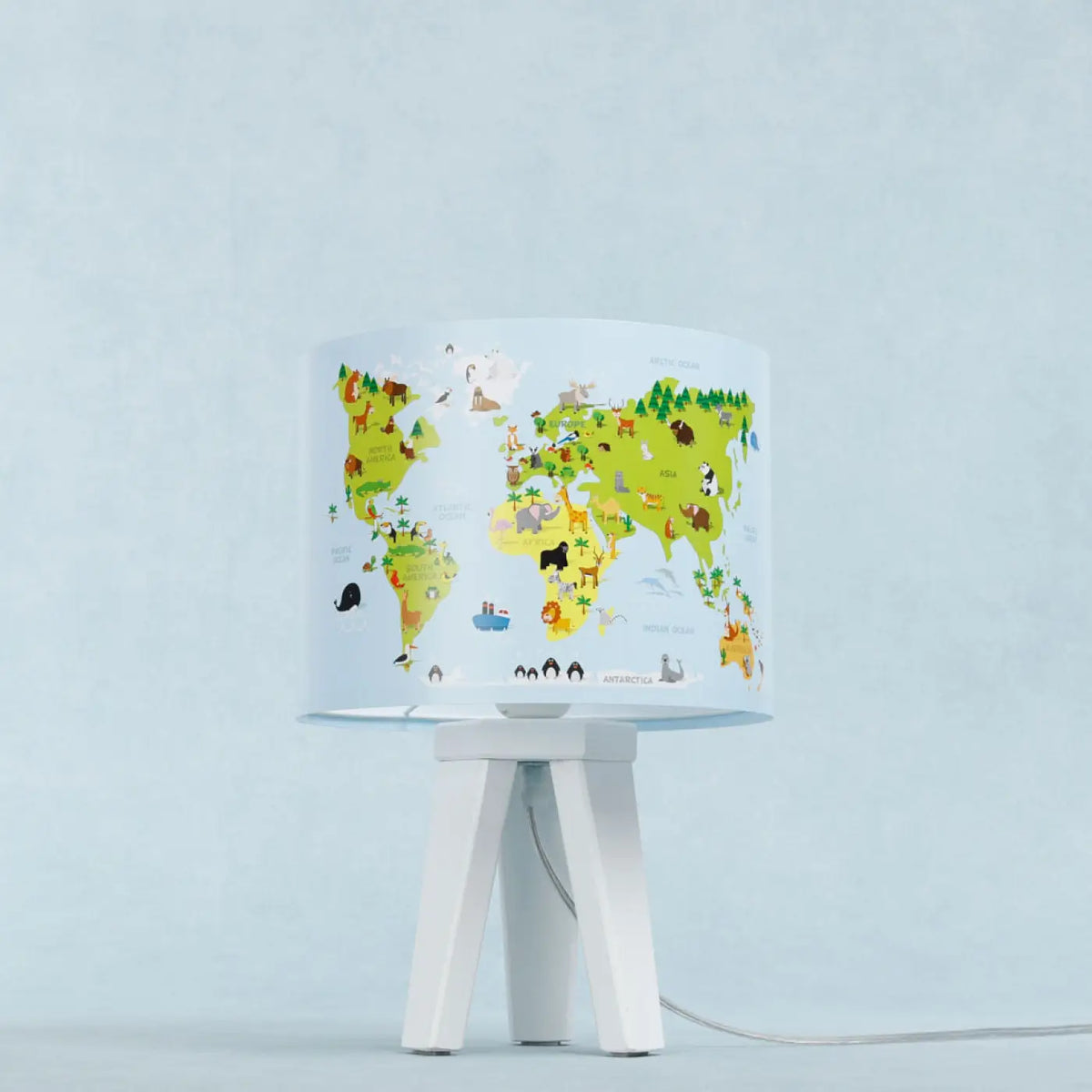 Lampe de chevet enfant en bois, carte du monde bleu et vert clair