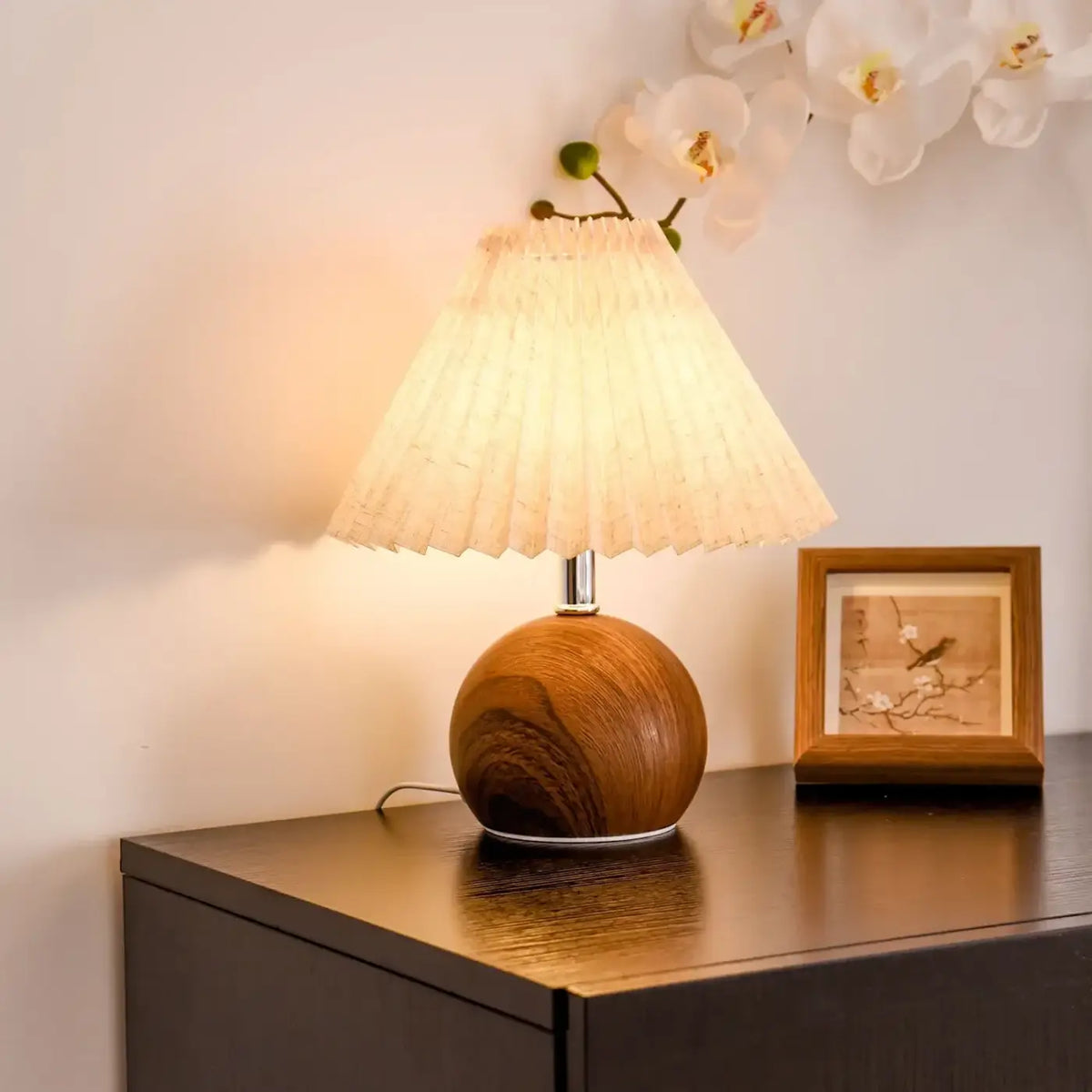 Lampe de chevet au pied en bois et abat-jour plissé