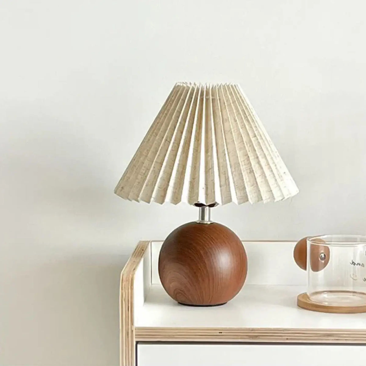 Lampe de chevet au pied en bois et abat-jour plissé