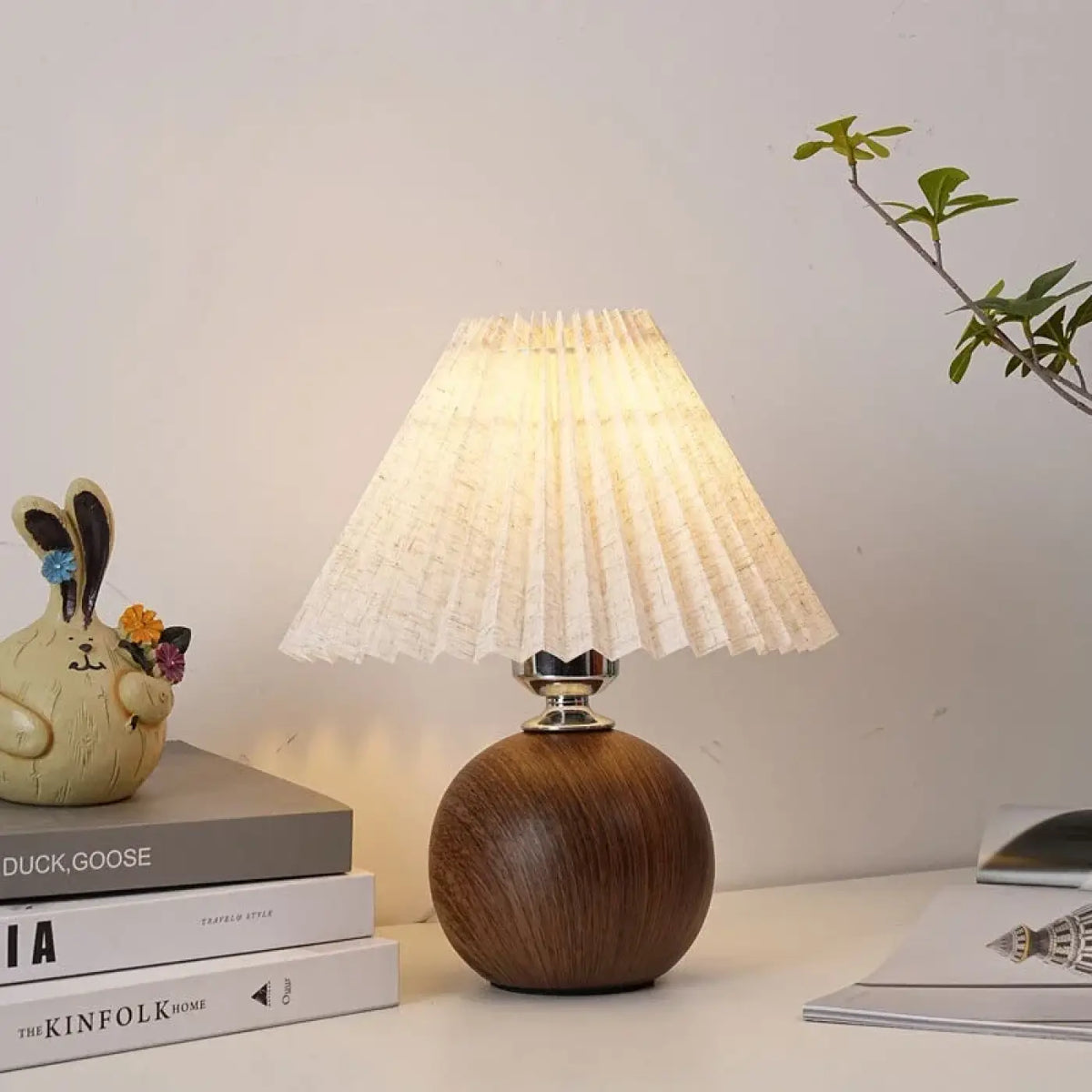 Lampe de chevet au pied en bois et abat-jour plissé
