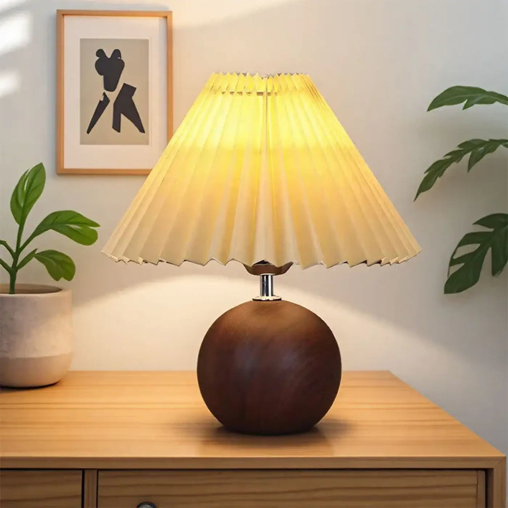 Lampe de chevet au pied en bois et abat-jour plissé