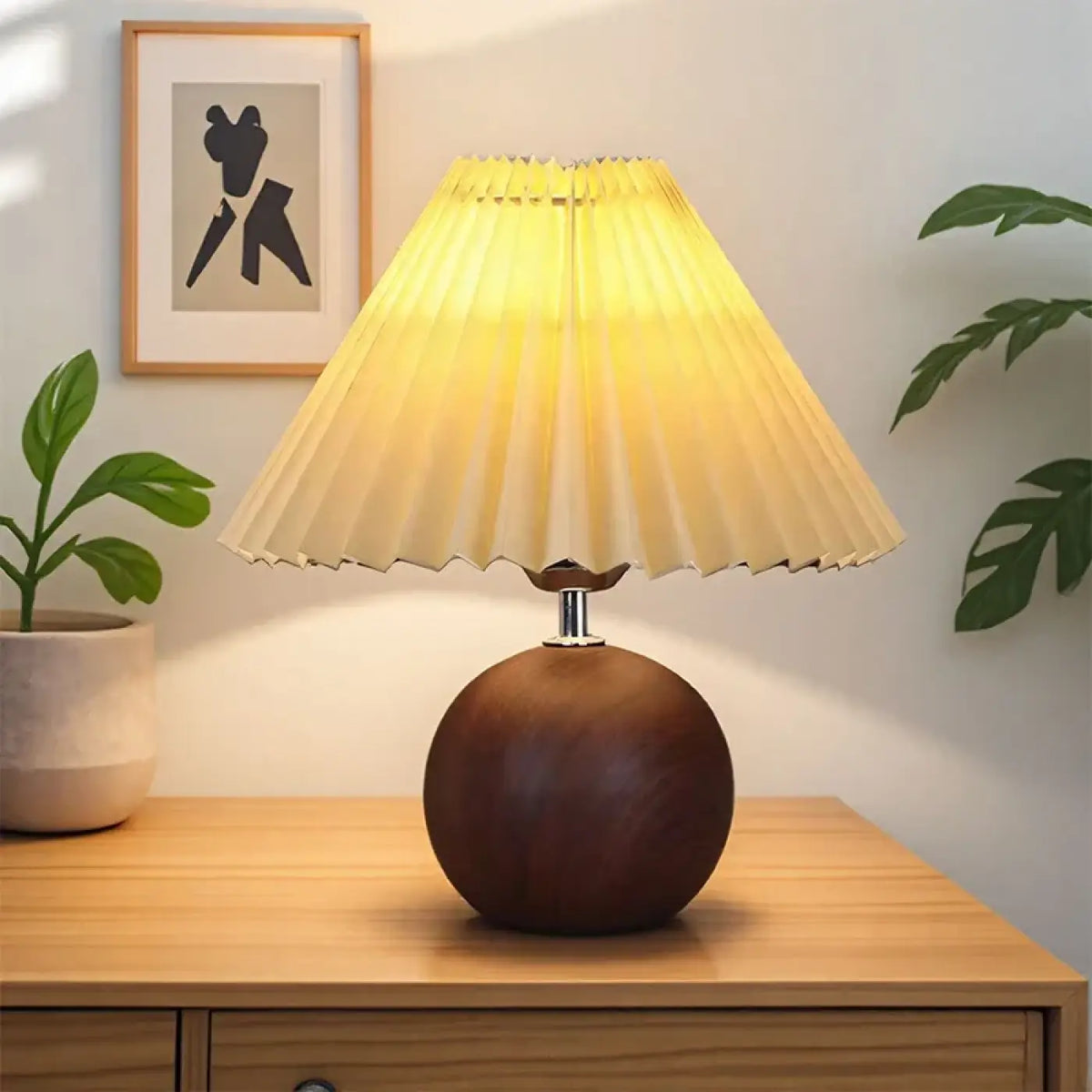 Lampe de chevet au pied en bois et abat-jour plissé