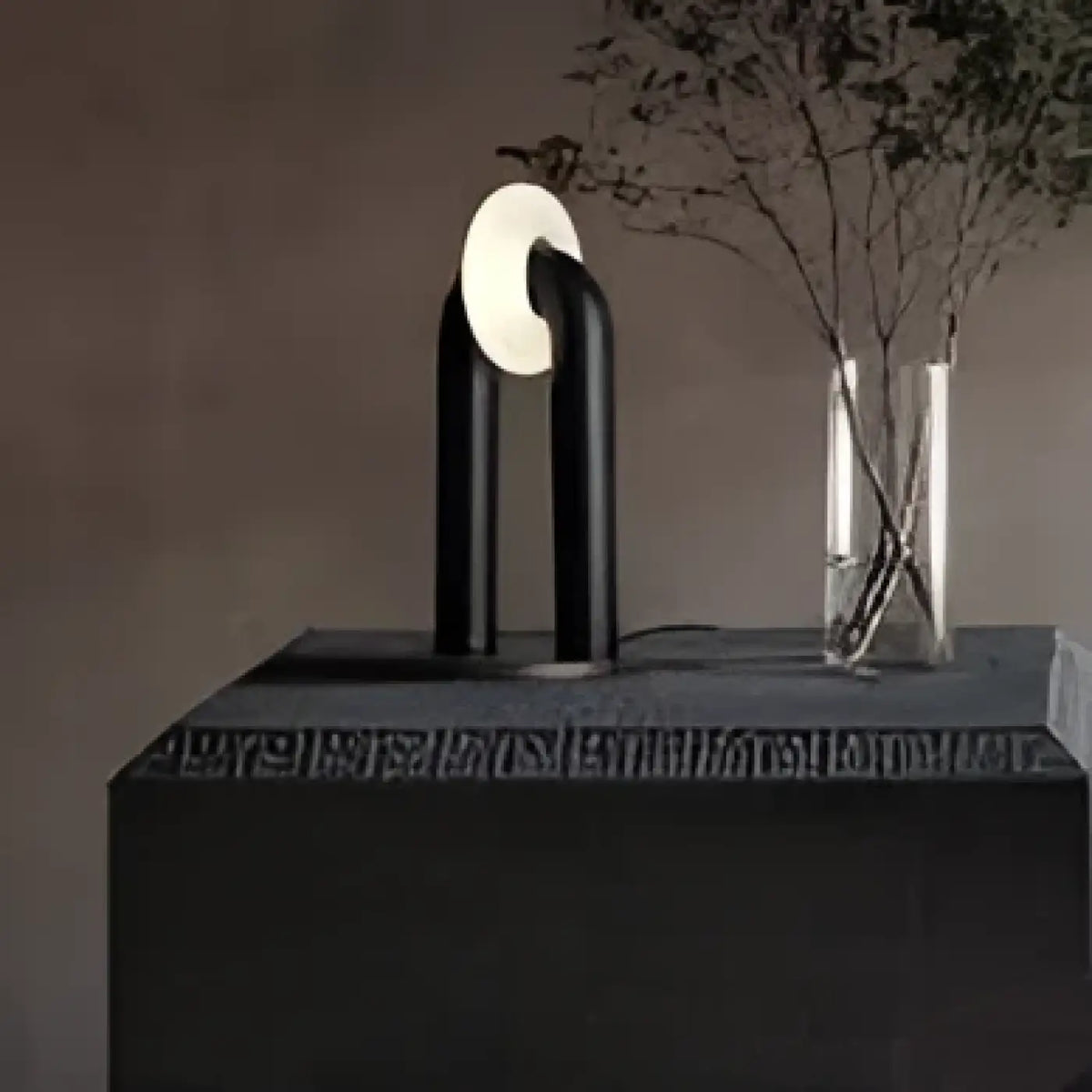 Lampe de table en bois foncé et métal à cercle lumineux, noir