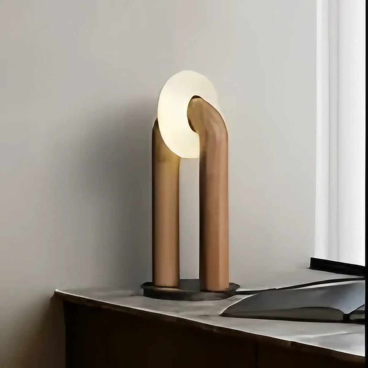 Lampe de table en bois foncé et métal à cercle lumineux, beige
