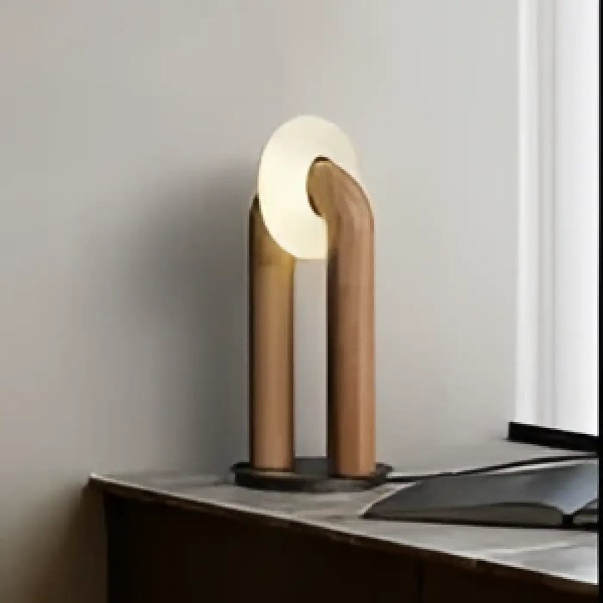 Lampe de table en bois foncé et métal à cercle lumineux, beige