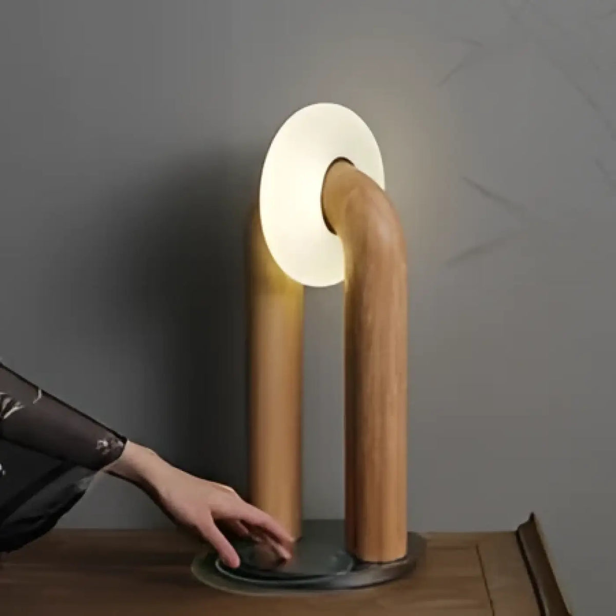 Lampe de table en bois foncé et métal à cercle lumineux