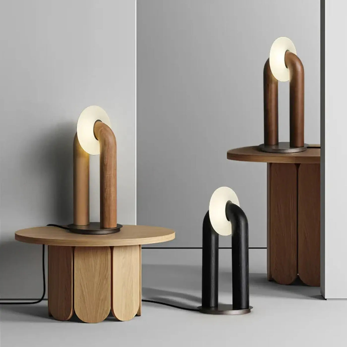 Lampe de table en bois foncé et métal à cercle lumineux
