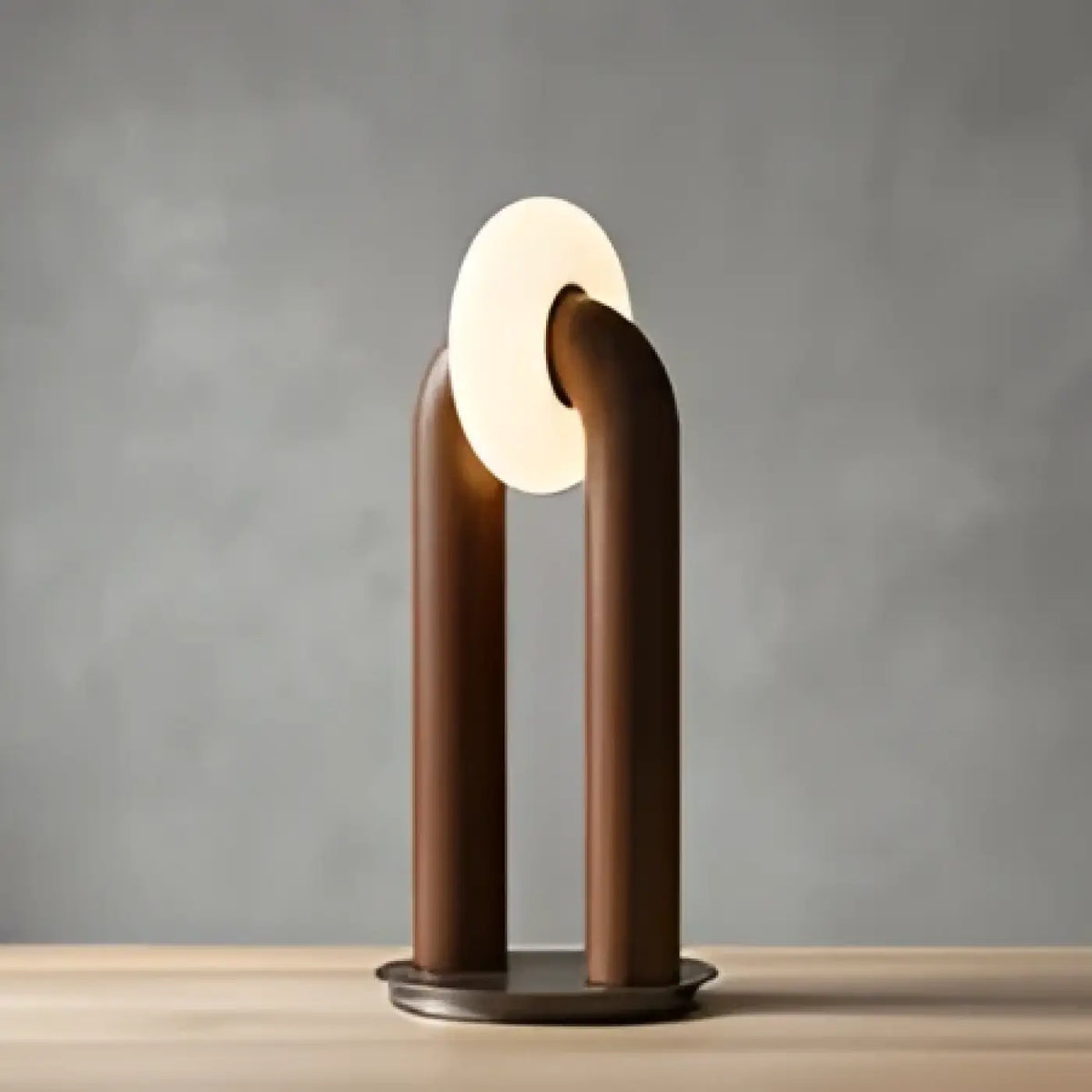 Lampe de table en bois foncé et métal à cercle lumineux, marron