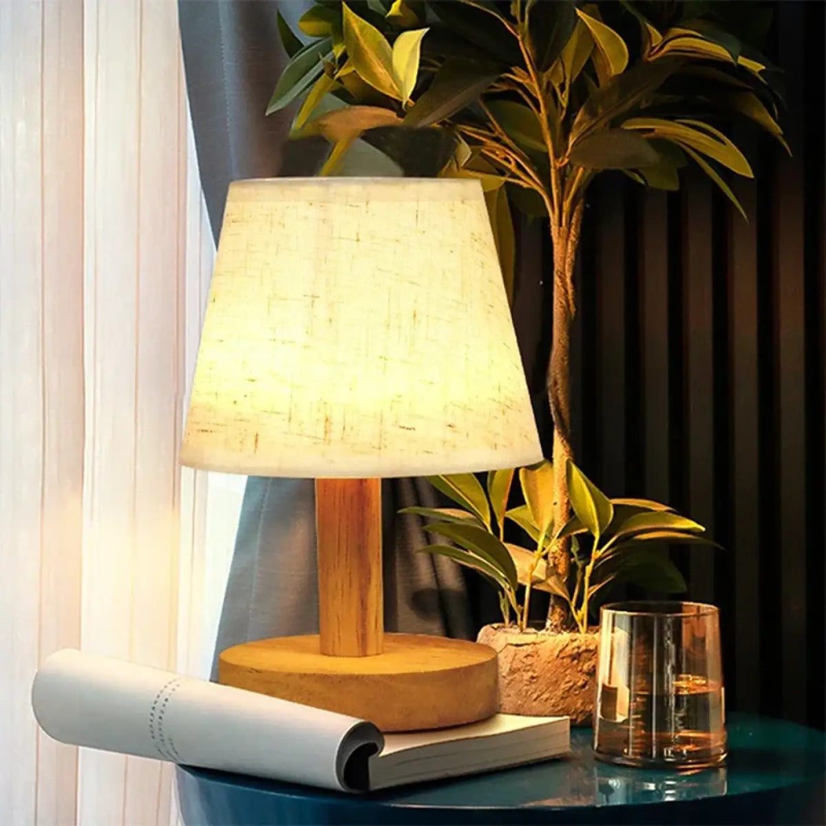 Lampe de table à pied en bois naturel et abat-jour en tissu
