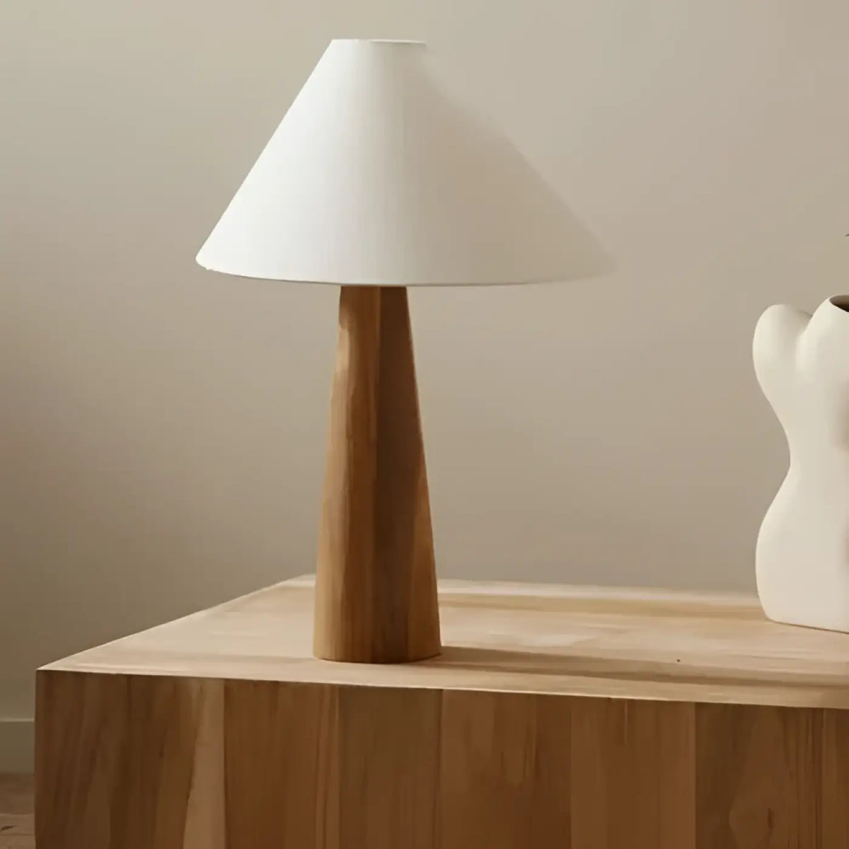 Lampe de chevet en bois, abat-jour en lin asymétrique