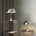 Lampe de chevet chromée au style contemporain