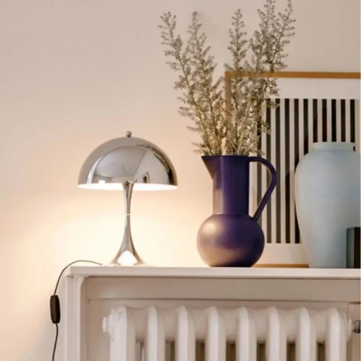 Lampe de chevet chromée au style contemporain