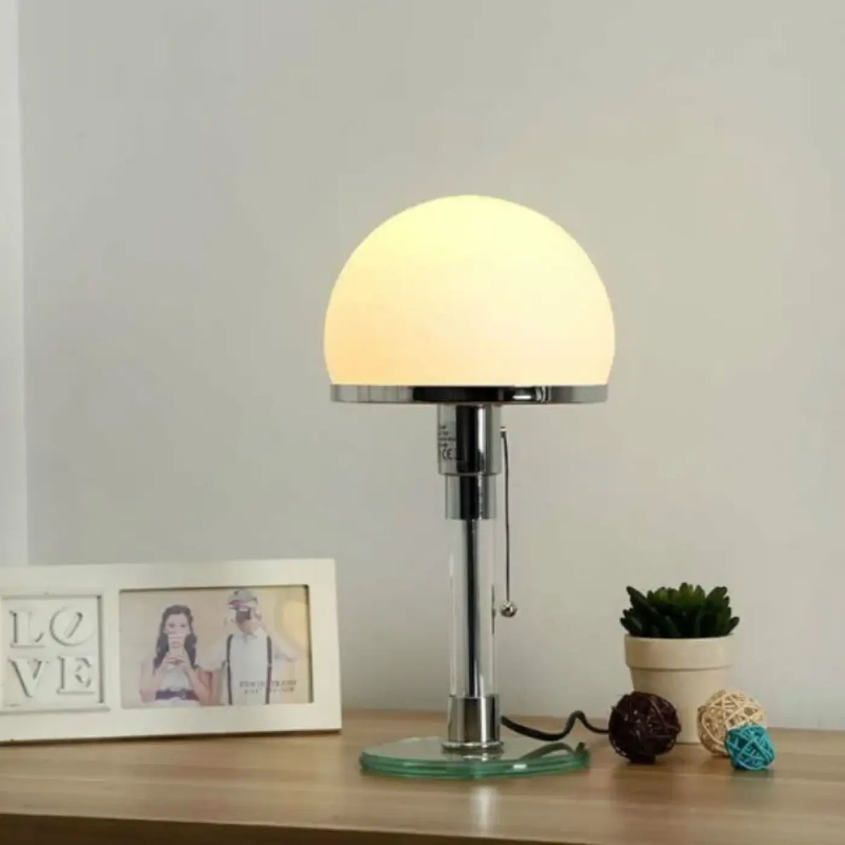 Lampe de table en verre transparent sur pied chromé