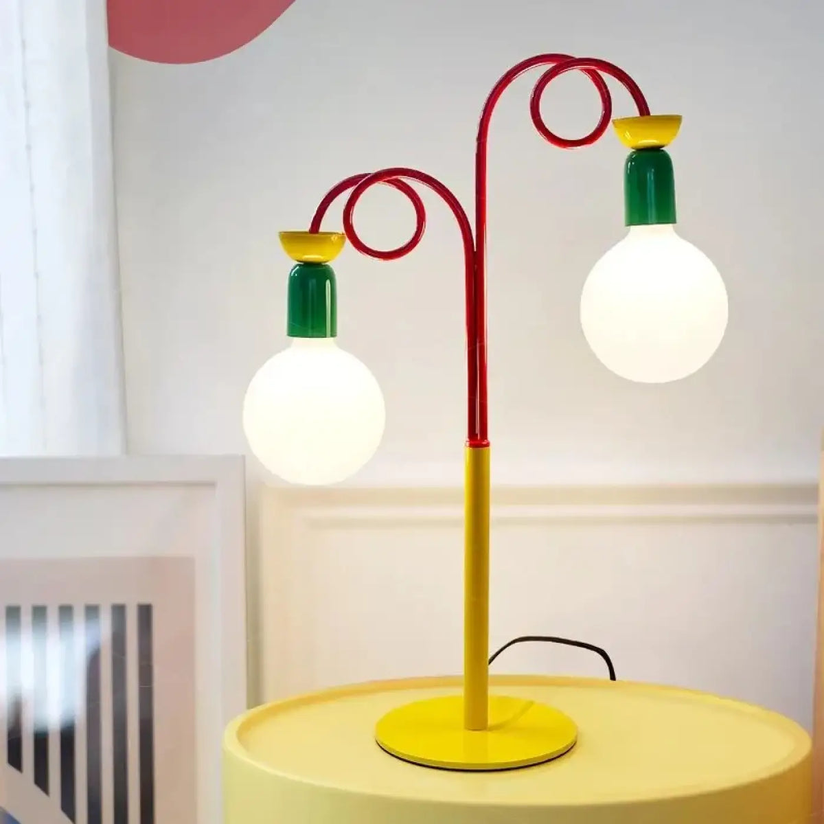 Lampe à poser rétro à base jaune et diffuseur en verre