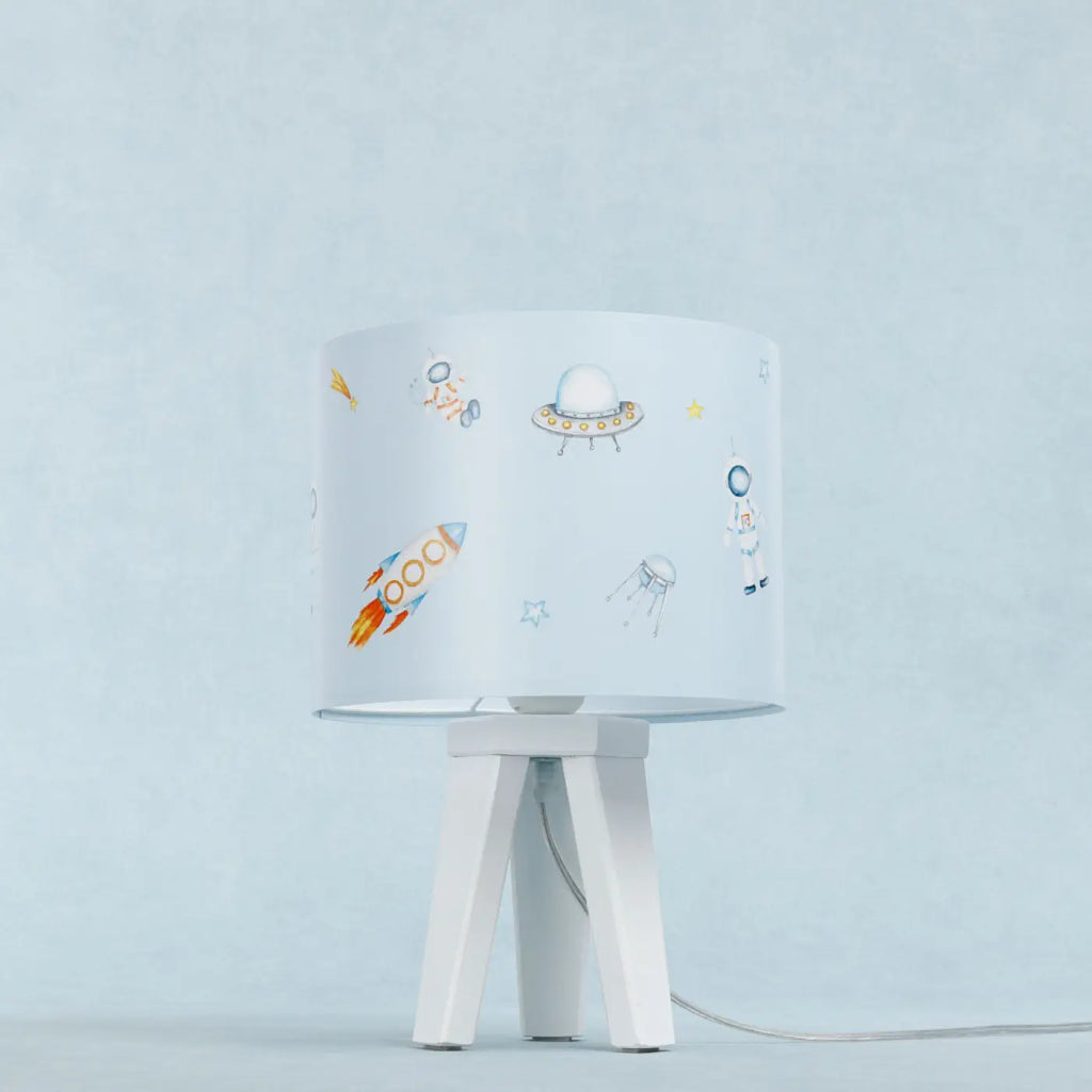 Lampe de chevet enfant fusées et astronautes, pied en bois