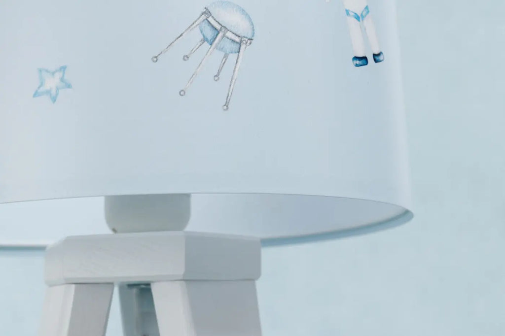 Lampe de chevet enfant fusées et astronautes, pied en bois