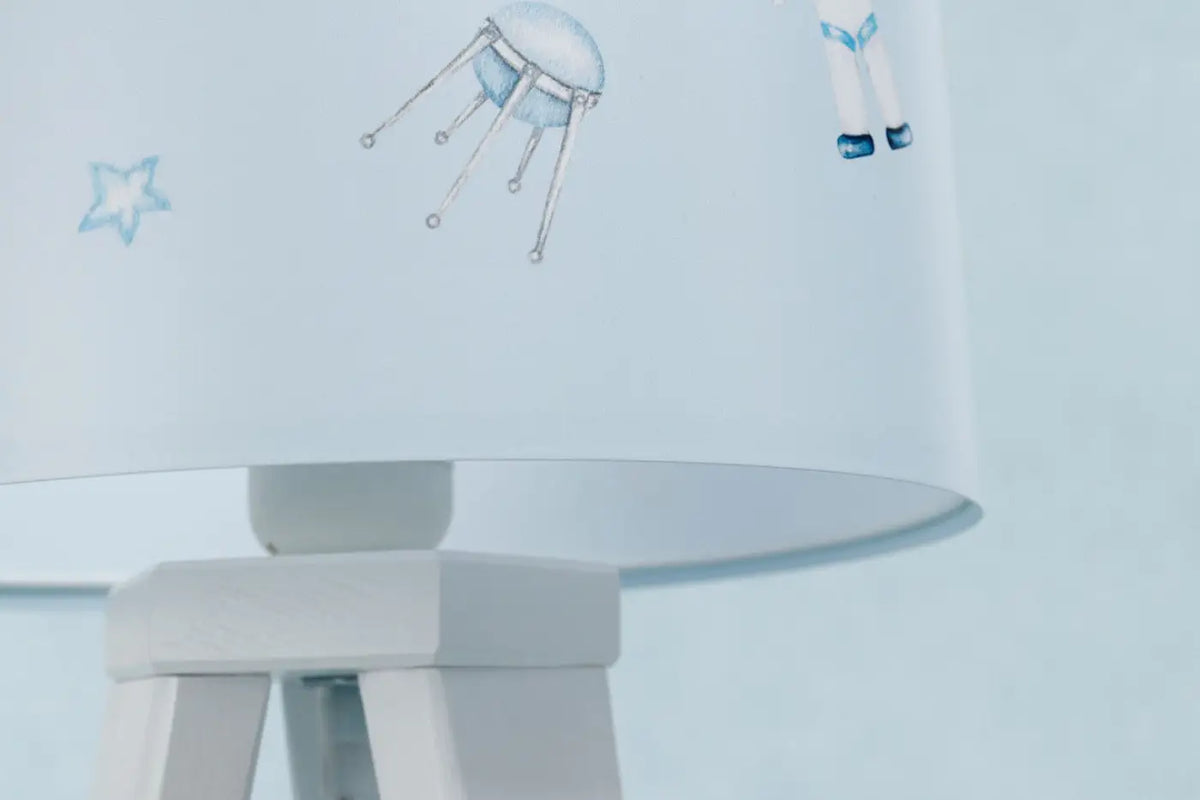 Lampe de chevet enfant fusées et astronautes, pied en bois