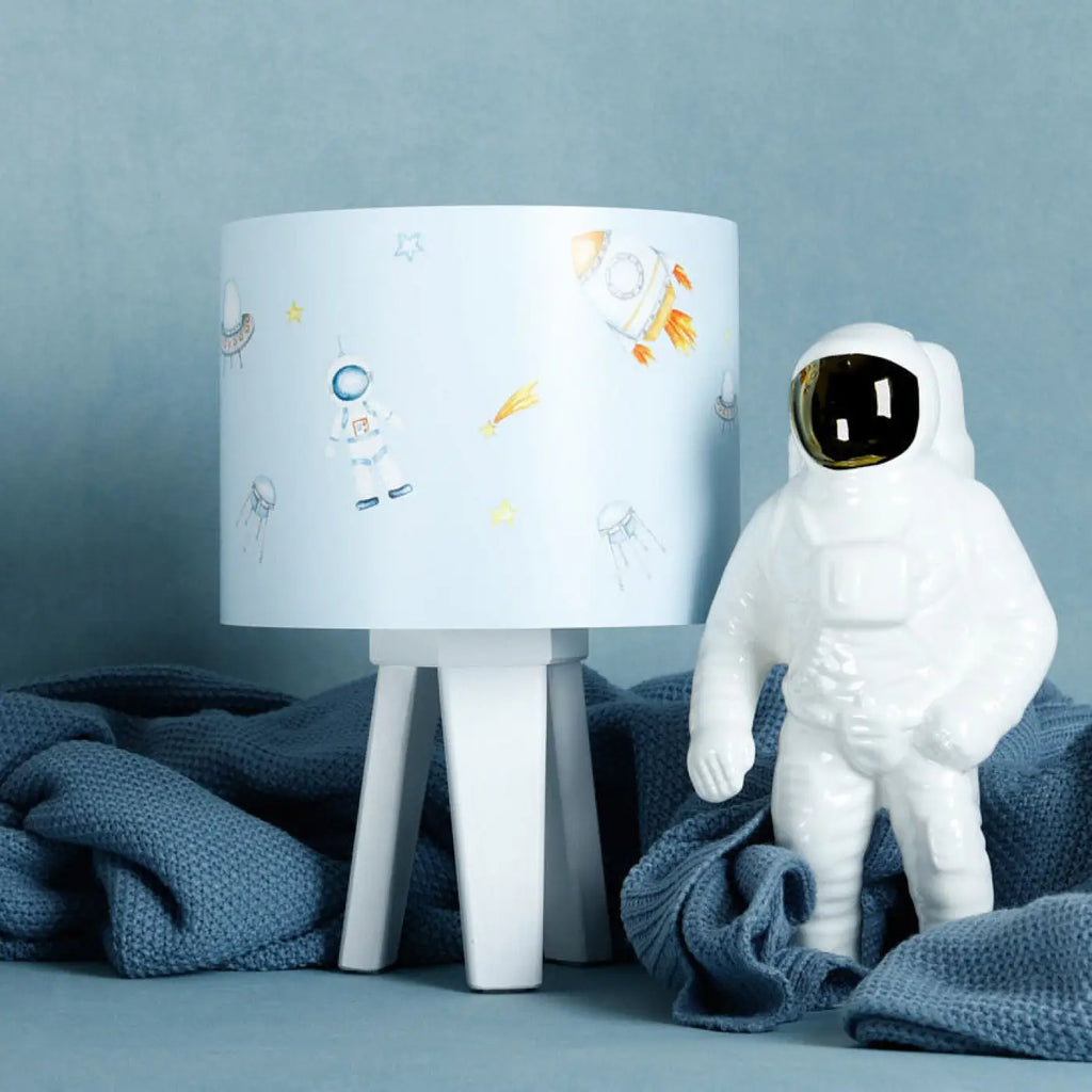 Lampe de chevet enfant fusées et astronautes, pied en bois