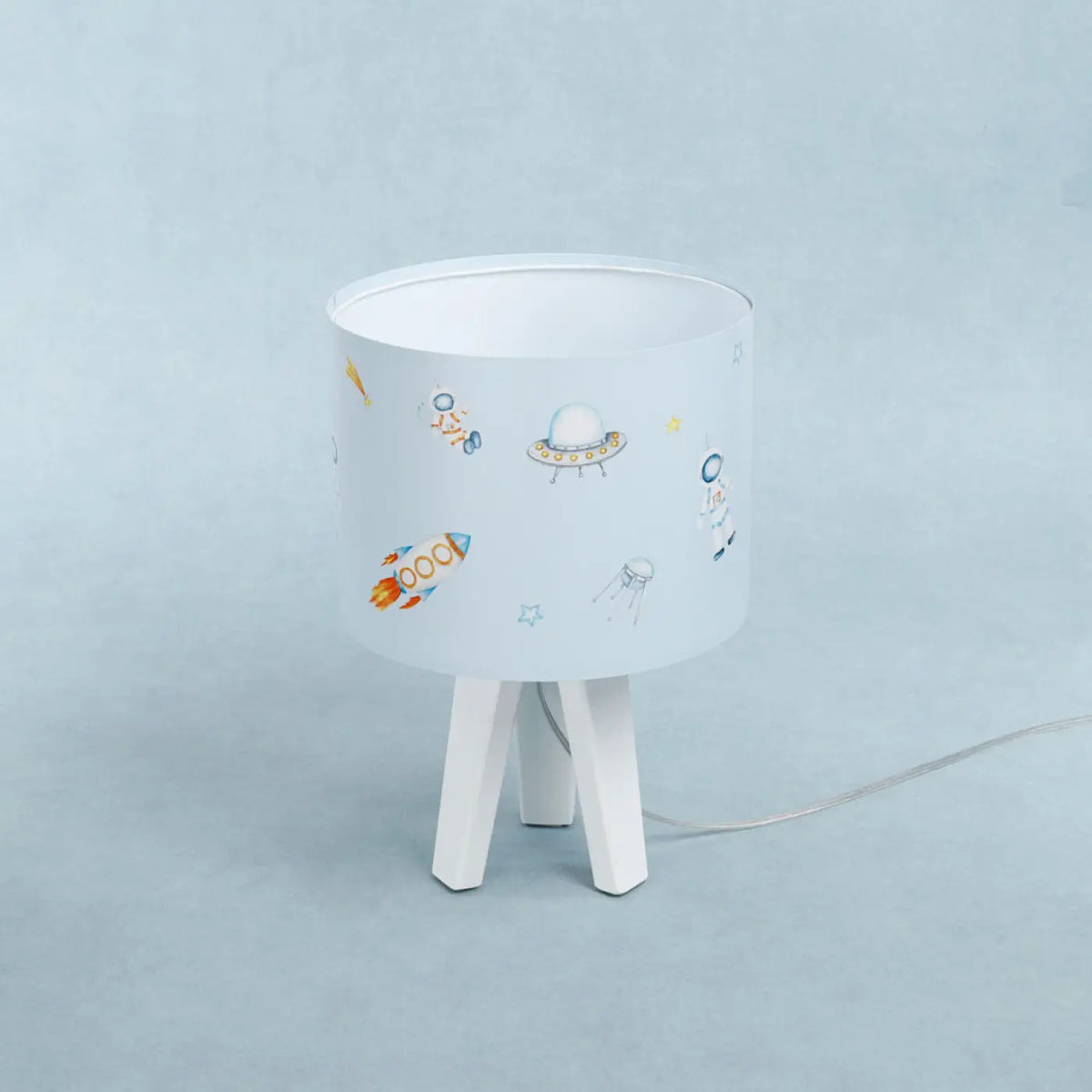 Lampe de chevet enfant fusées et astronautes, pied en bois
