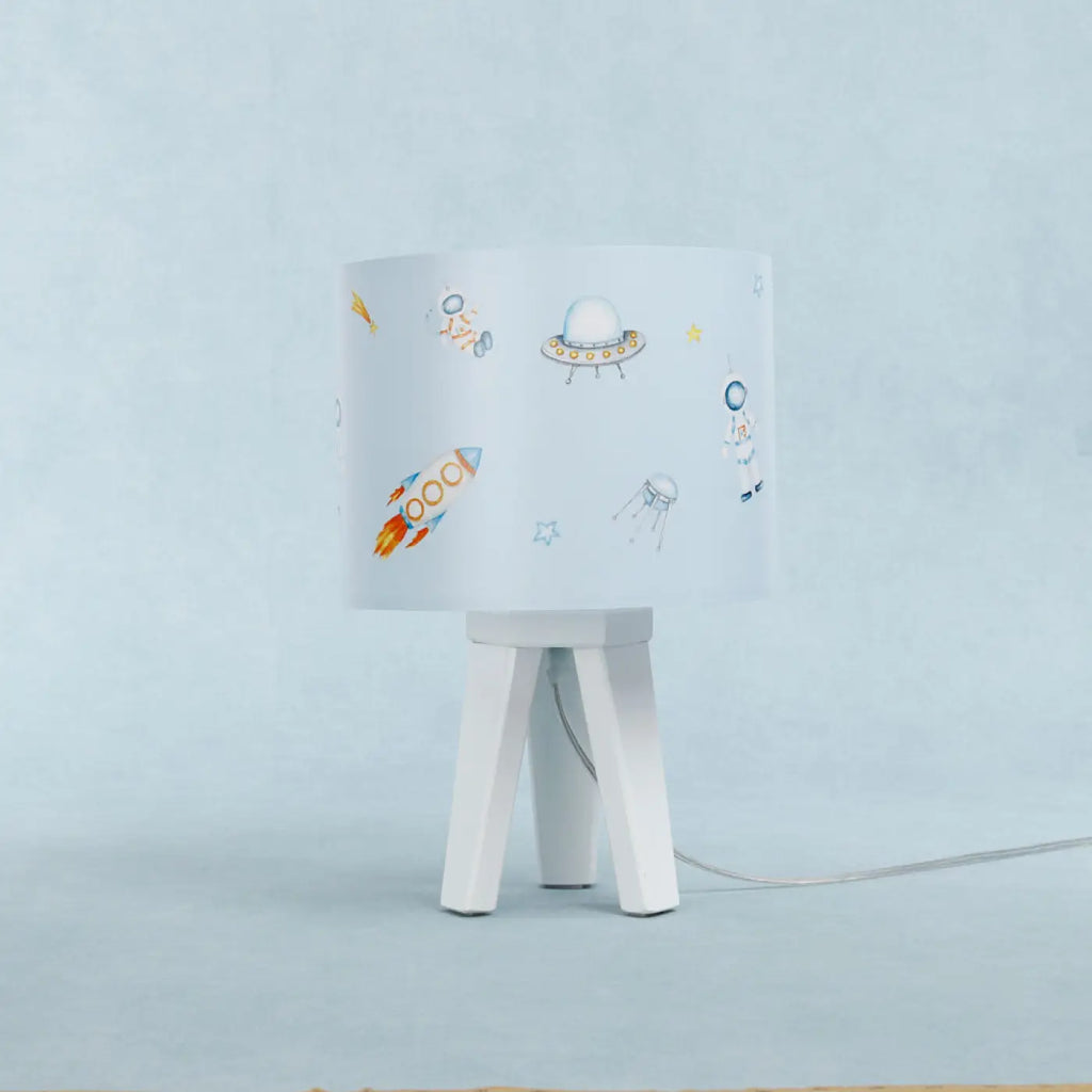 Lampe de chevet enfant fusées et astronautes, pied en bois
