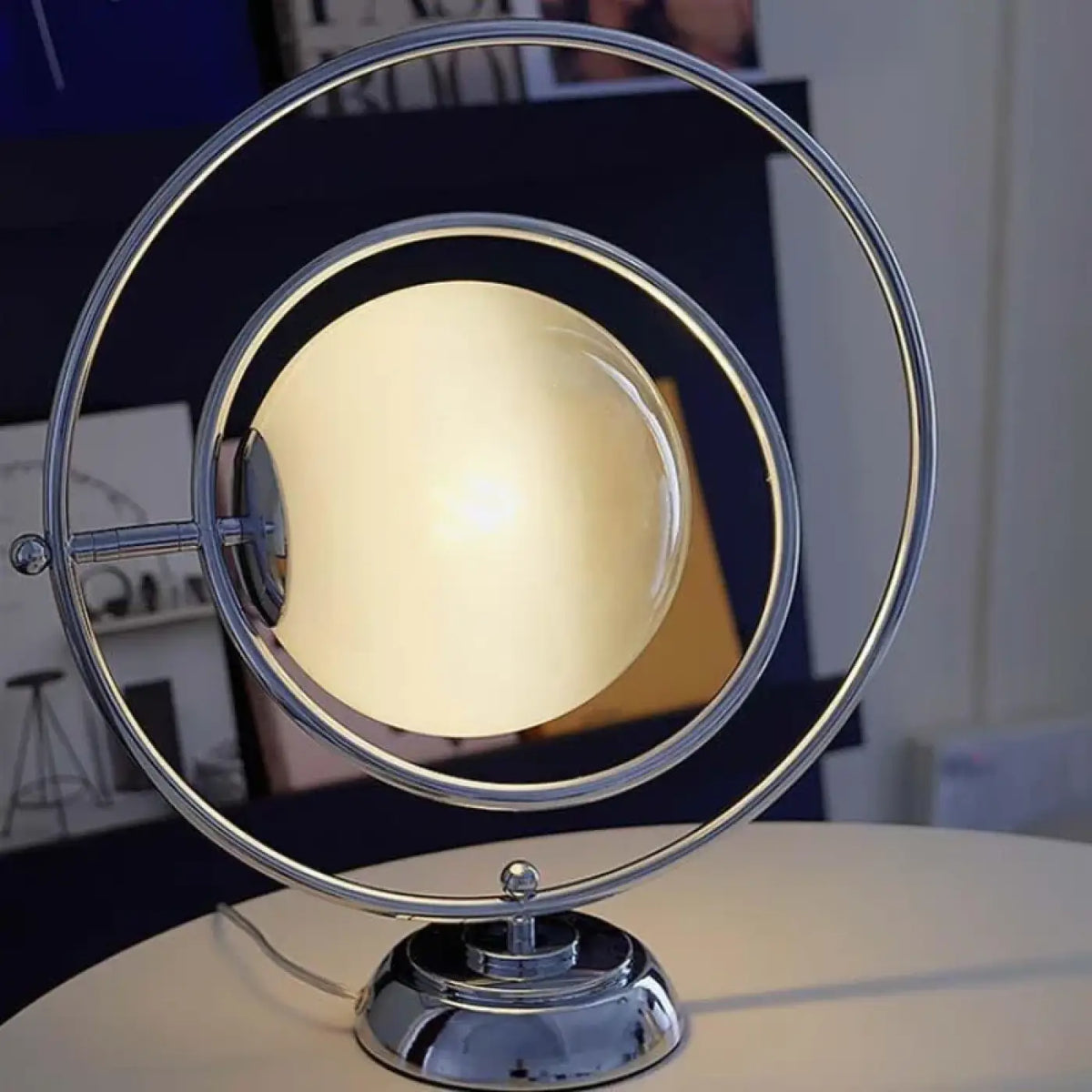 Lampe à poser effet planète sur base métallique