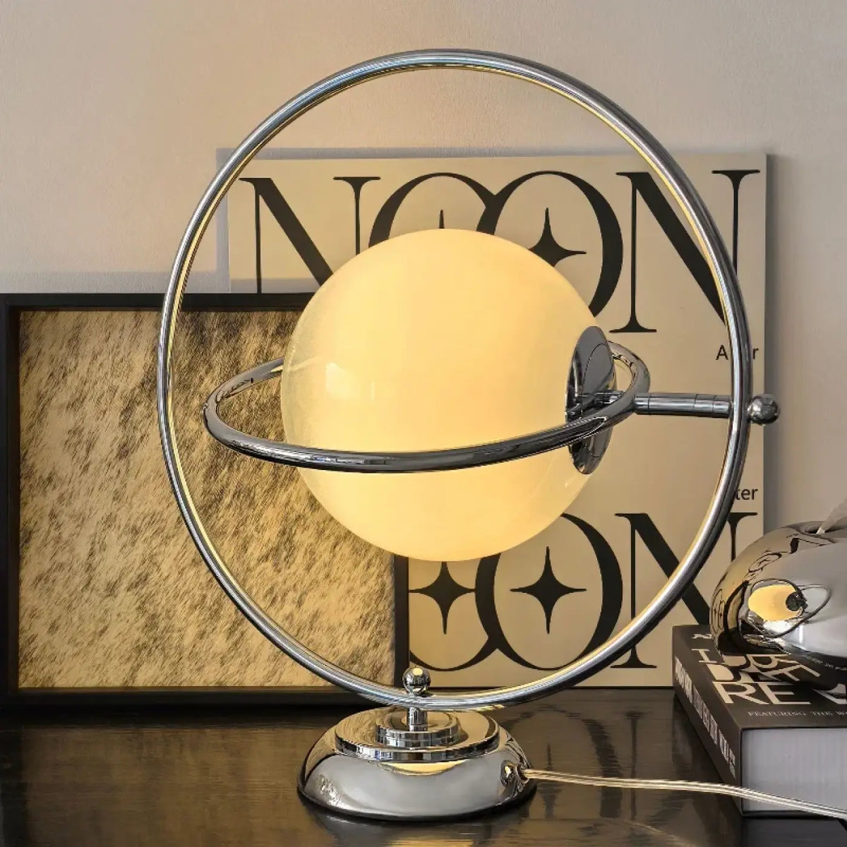 Lampe à poser effet planète sur base métallique