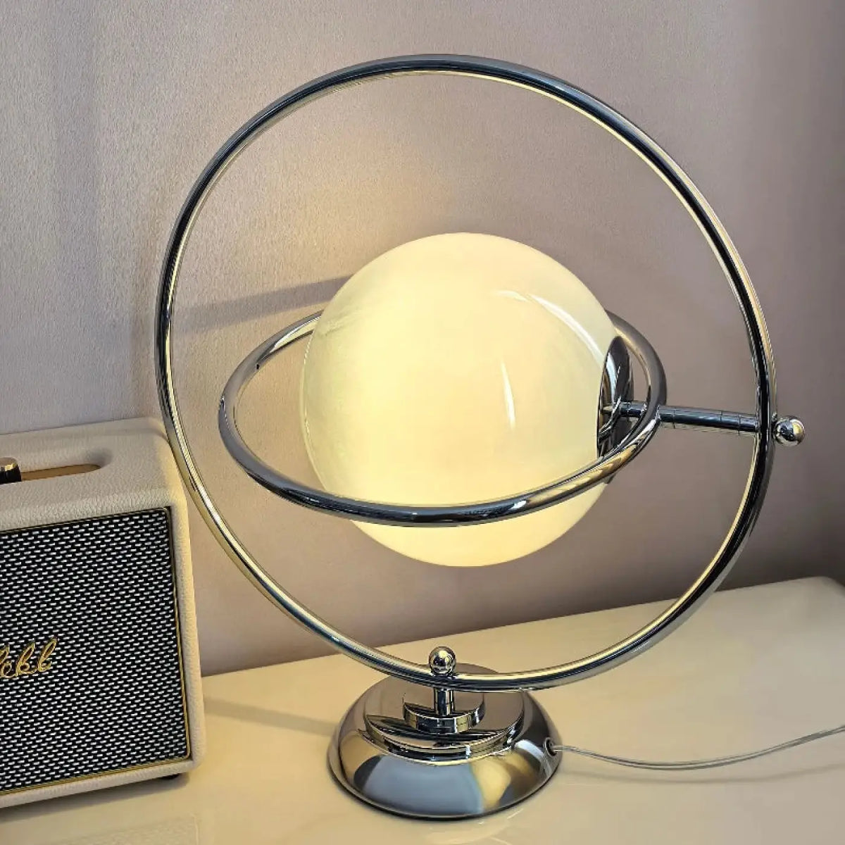 Lampe à poser effet planète sur base métallique