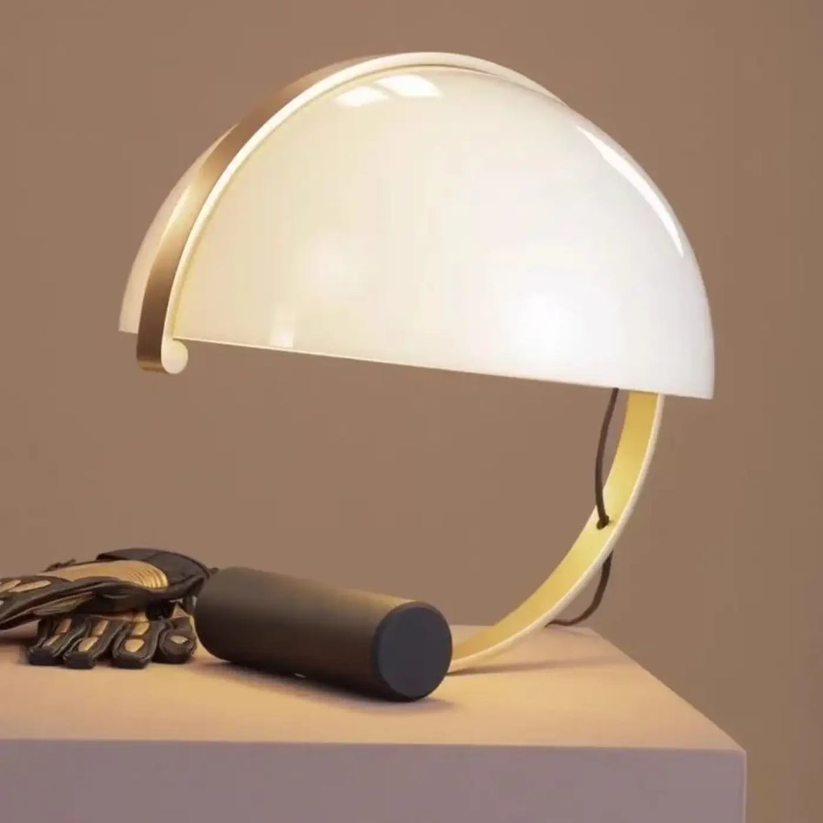 Lampe à poser en demi-lune aux courbes douces, rouge ou beige, beige