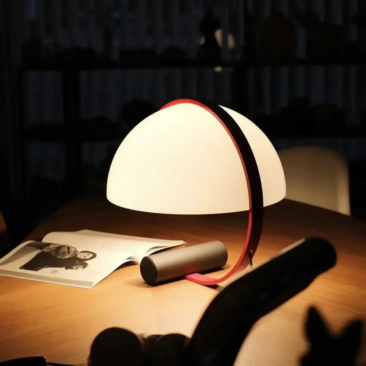 Lampe à poser en demi-lune aux courbes douces, rouge ou beige