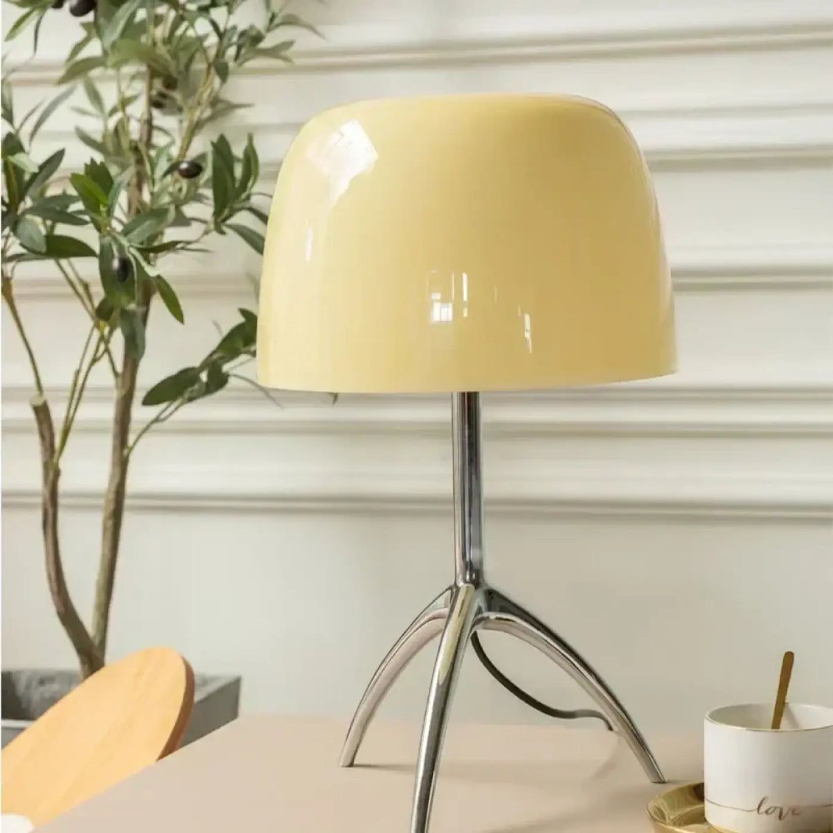 Lampe à poser à pied tripode chromé et abat-jour brillant