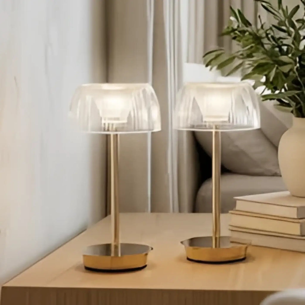 Lampe de table dorée à abat-jour strié