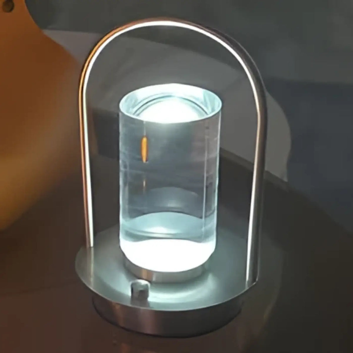 Lampe de table design en arche, dorée ou argentée, argenté