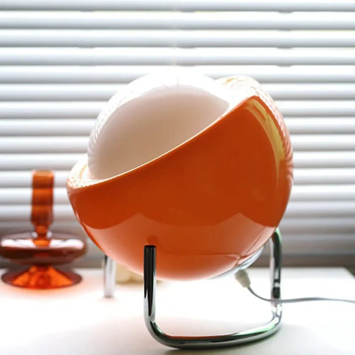 Lampe à poser design à sphère inclinée