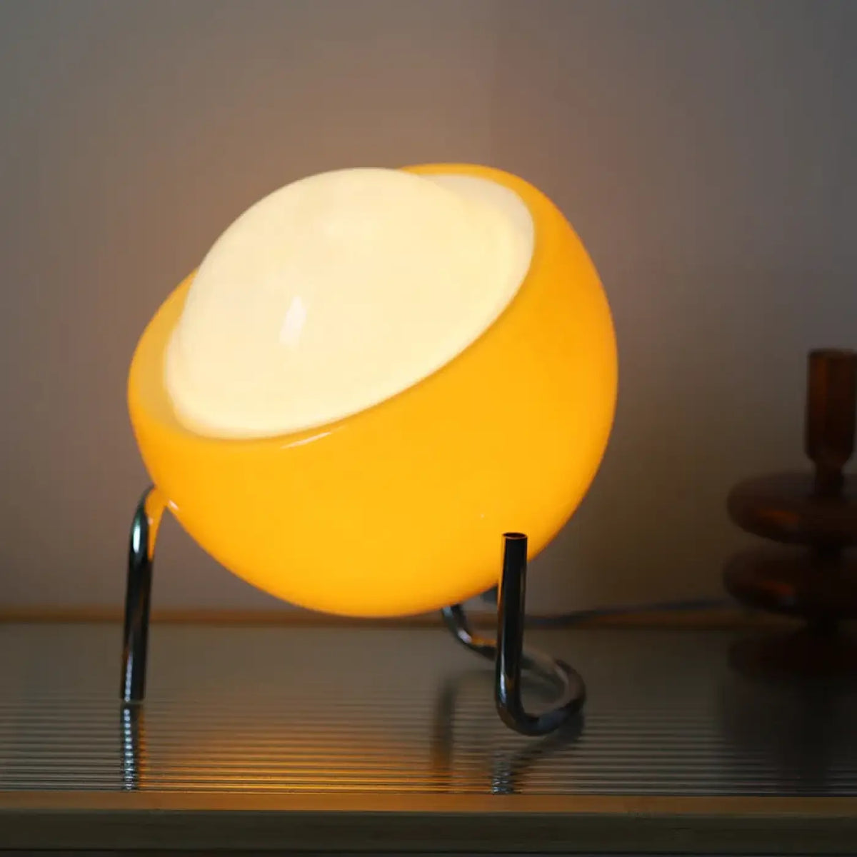 Lampe à poser design à sphère inclinée