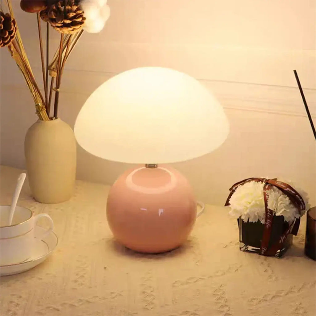 Lampe champignon, globe en verre opalin sur socle en céramique