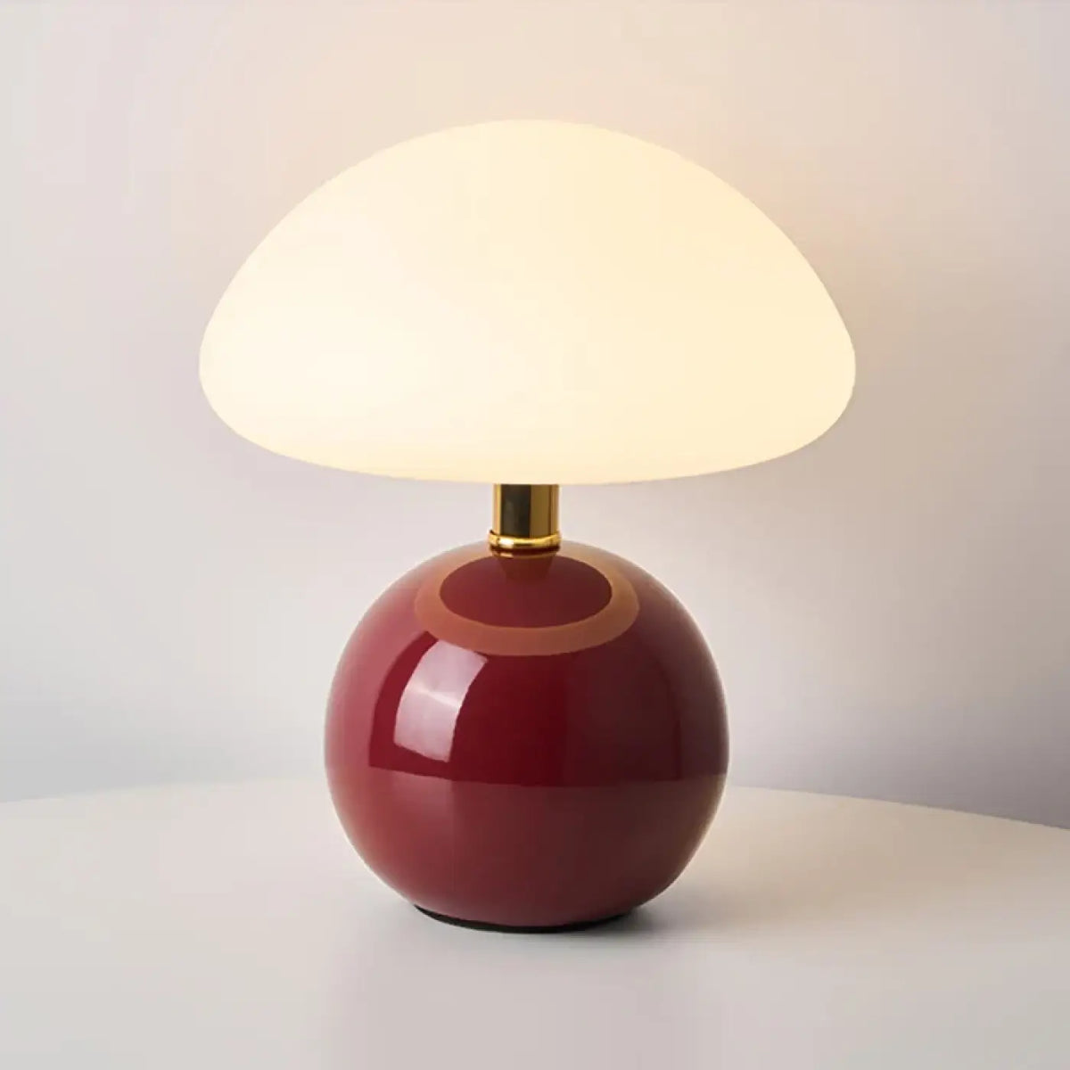Lampe champignon, globe en verre opalin sur socle en céramique, rouge