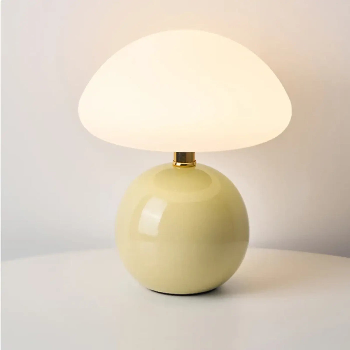 Lampe champignon, globe en verre opalin sur socle en céramique, vert