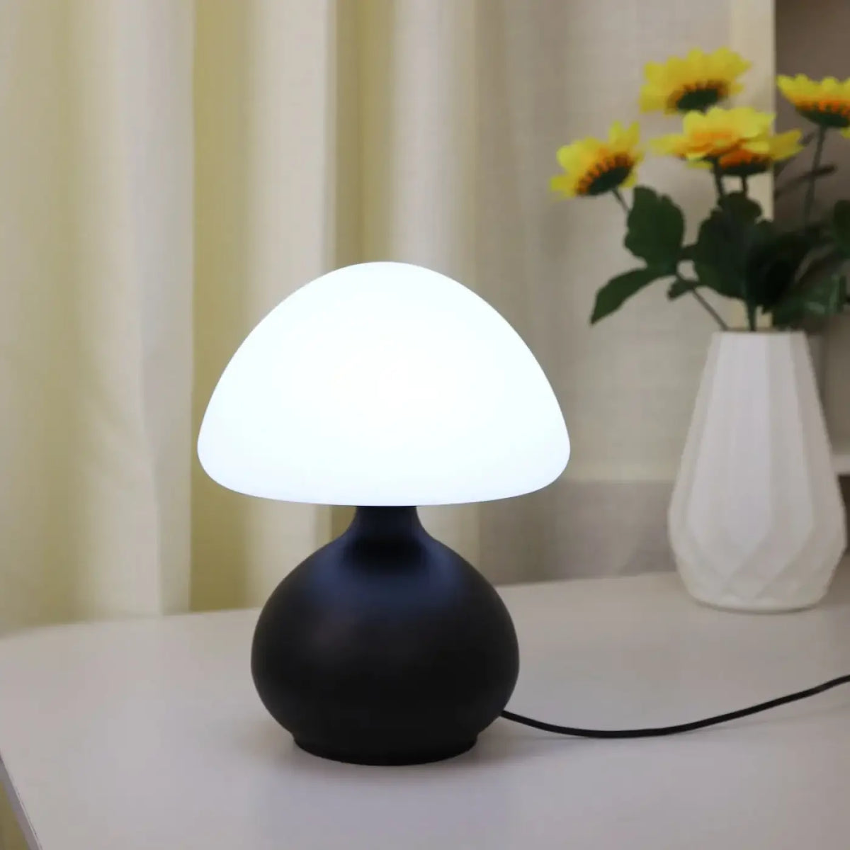 Lampe champignon design, blanche ou noire, noir