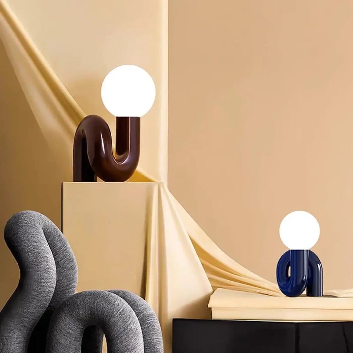 Lampe de table aux lignes arrondies, quatre choix de lumière