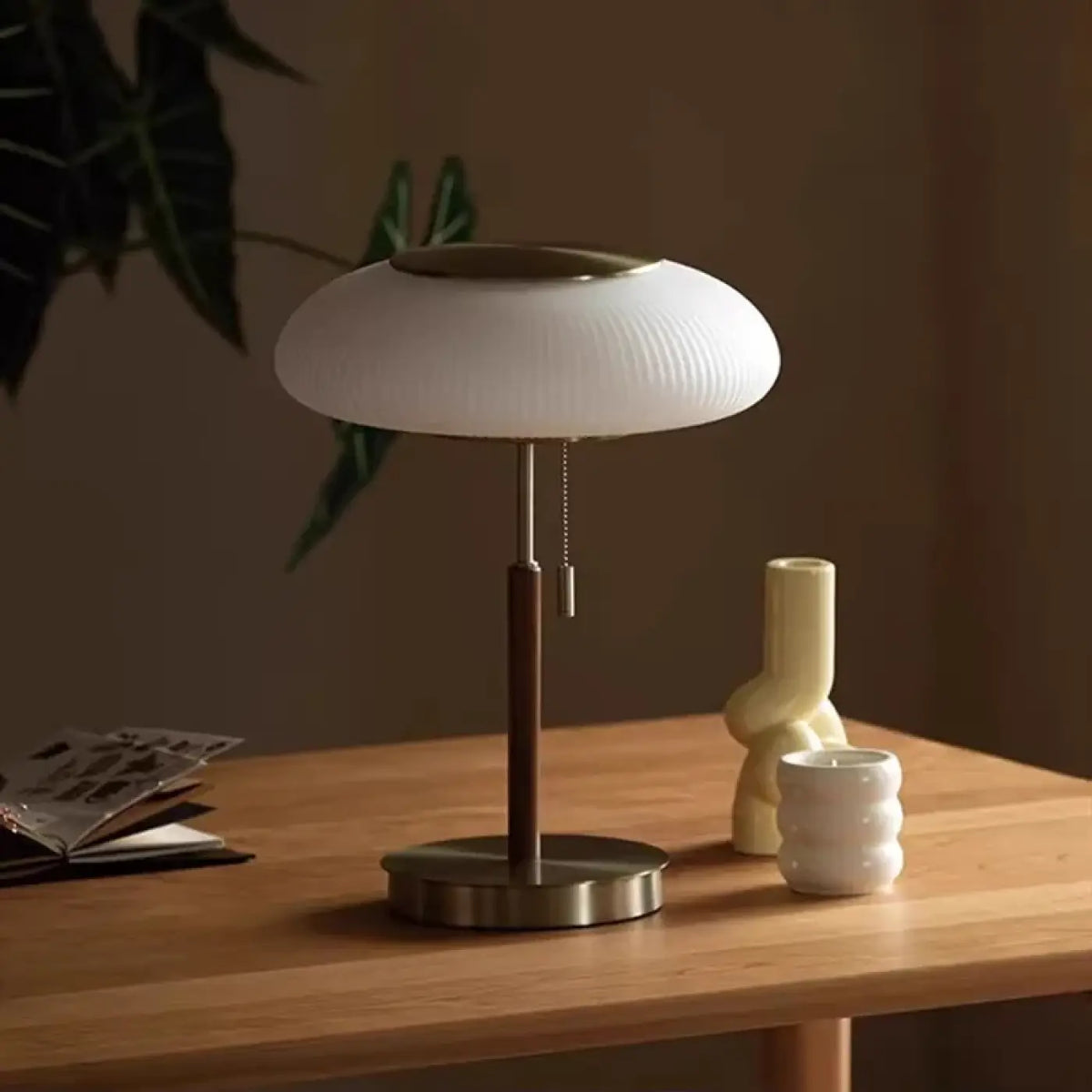 Lampe de table nordique, verre plissé et base en métal doré