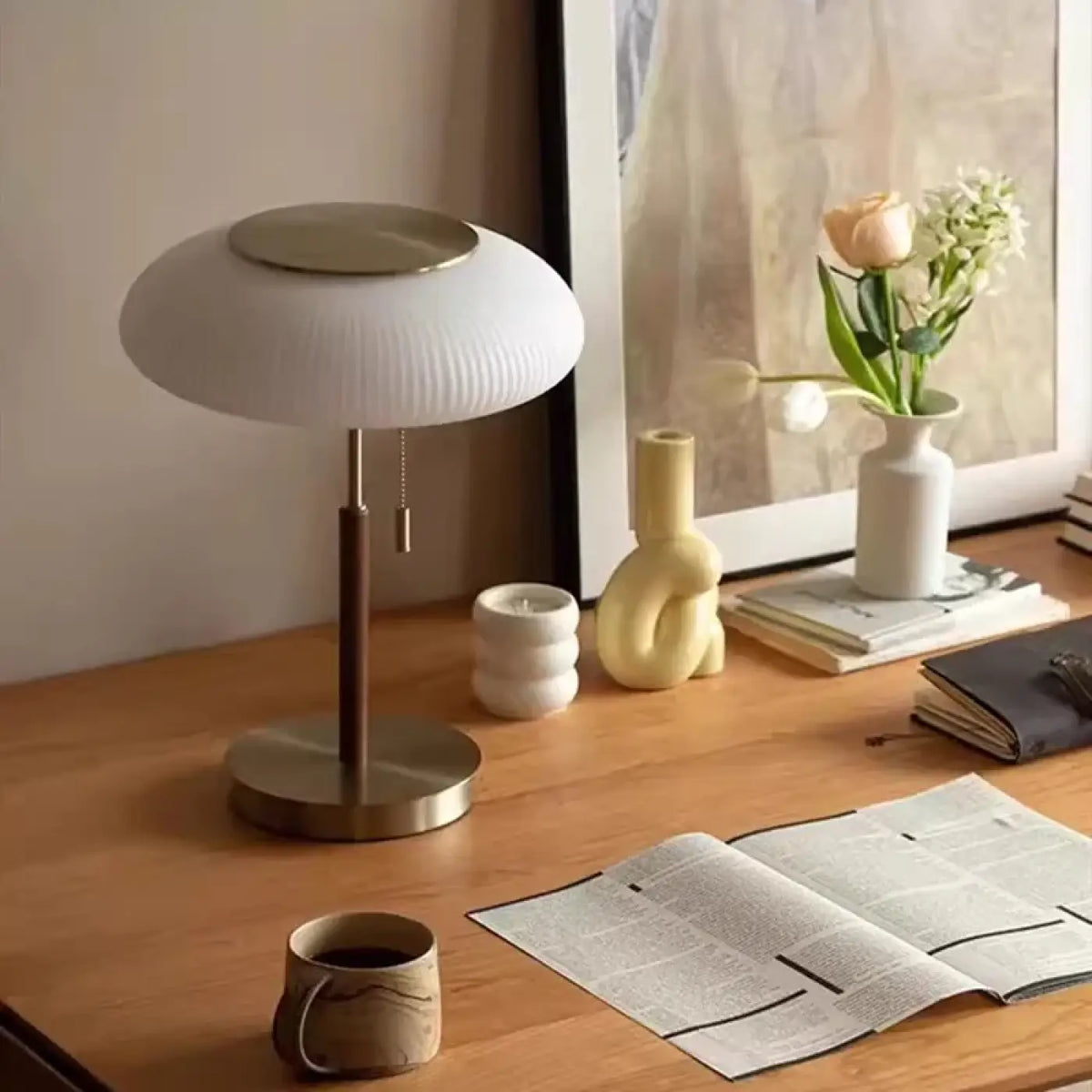 Lampe de table nordique, verre plissé et base en métal doré