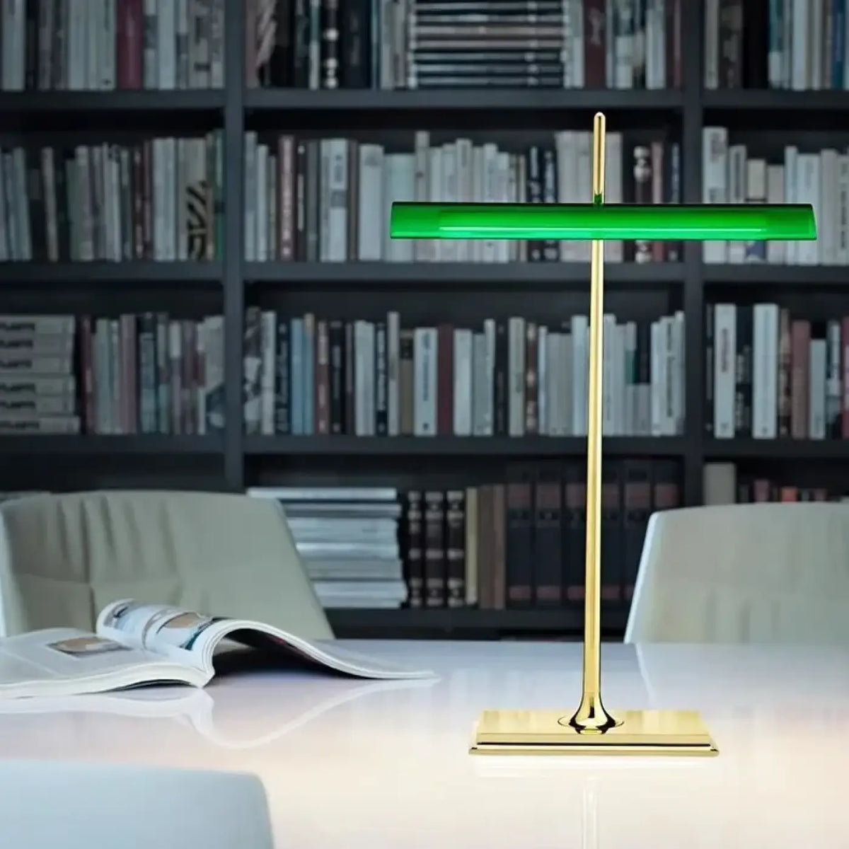 Lampe à poser abat-jour façon vitrail, base chromée, vert ou noir
