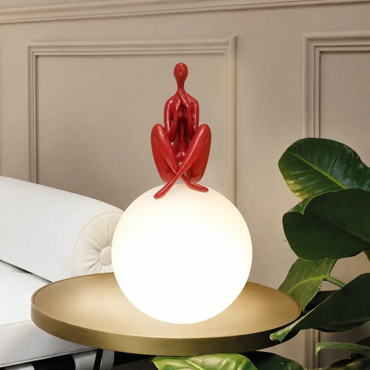 Lampe sculpture, silhouette enlaçant une sphère lumineuse, rouge