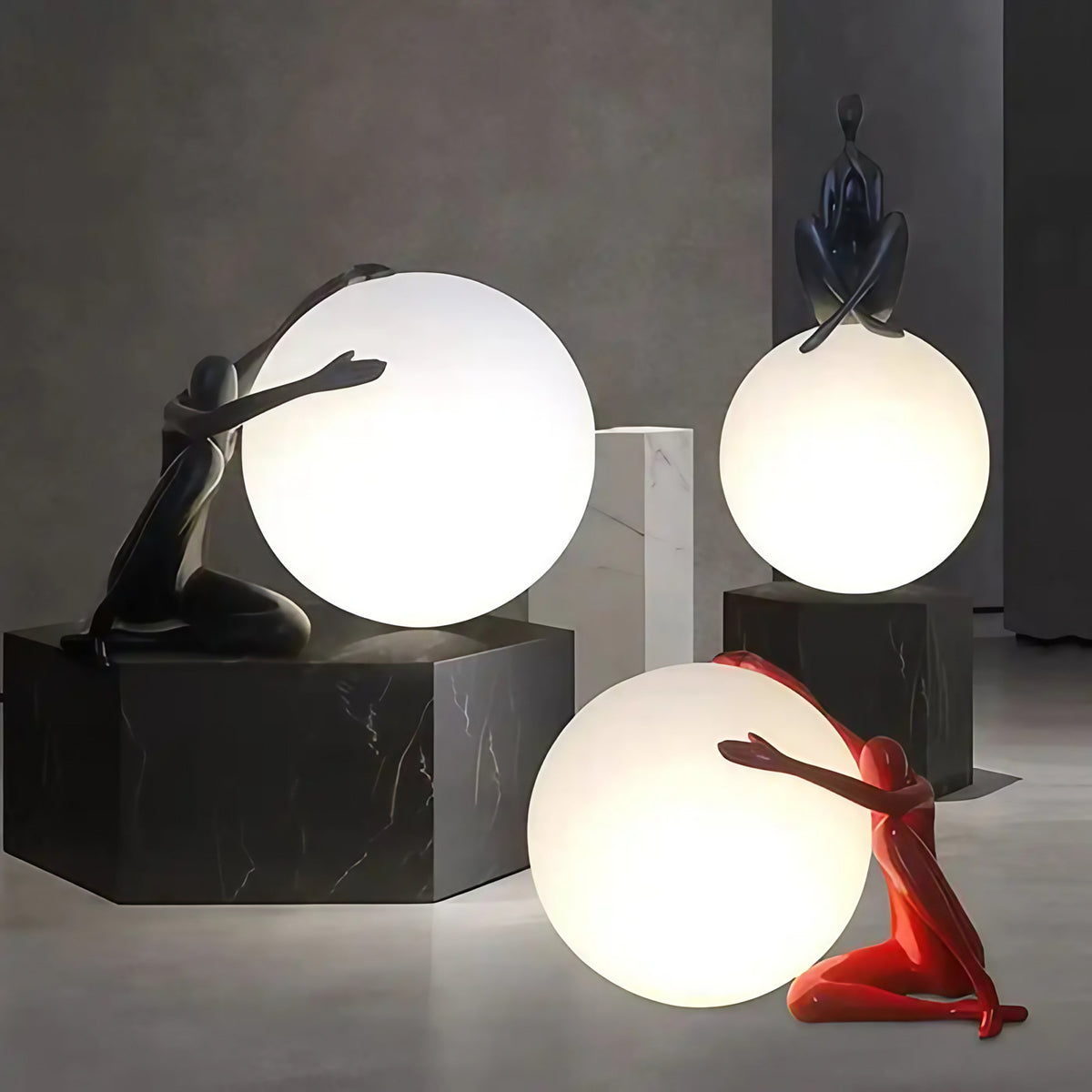 Lampe sculpture, silhouette enlaçant une sphère lumineuse