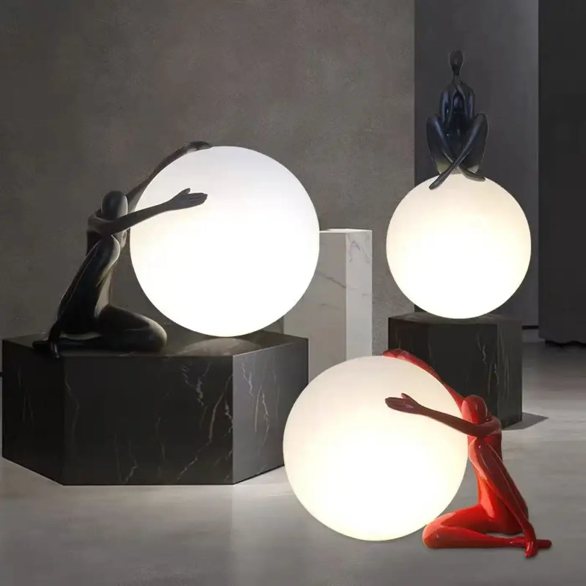Lampe sculpture, silhouette enlaçant une sphère lumineuse