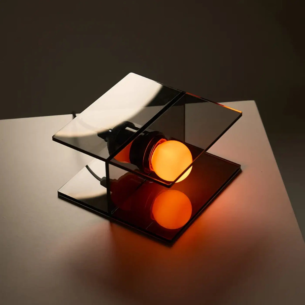 Lampe à poser en verre fumé et lumière sphérique, deux tailles