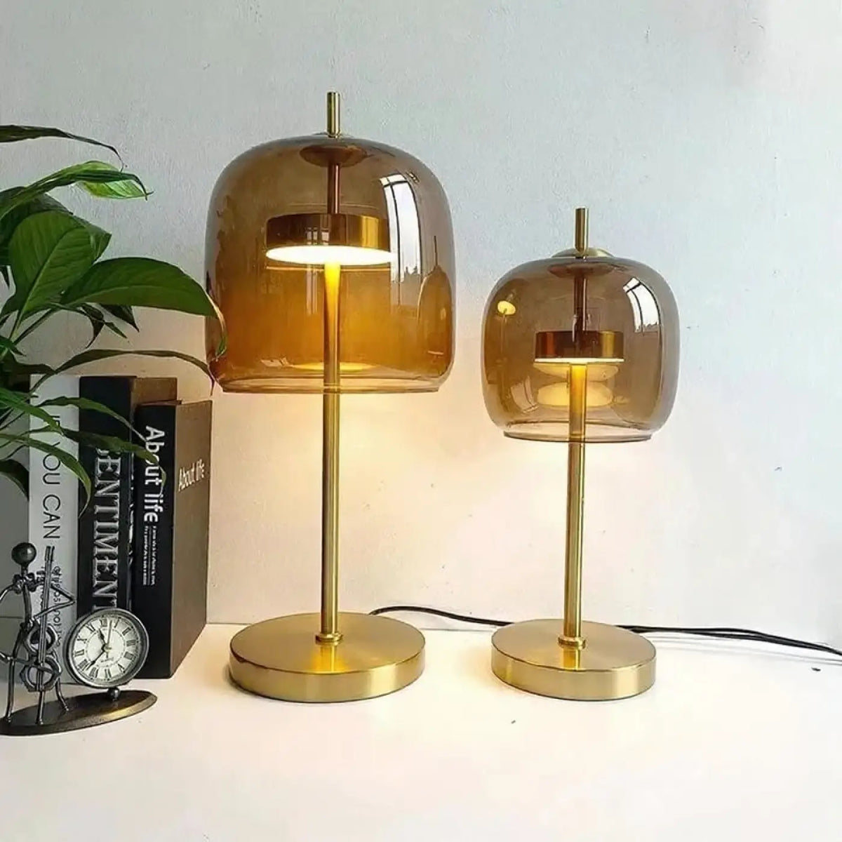 Lampe à poser globe de verre et métal doré, tailles S ou M
