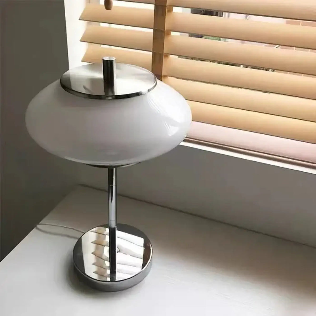 Lampe à poser vintage, large abat-jour en verre blanc